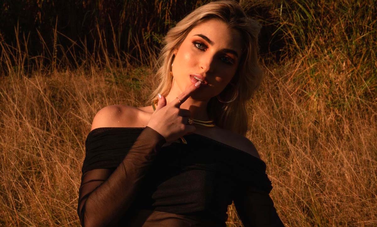 Sophia Talamas, que ha trabajado en campañas para Bad Bunny, Selena Gómez, Karol G y Shakira, dice hola al futuro con “Funeral”