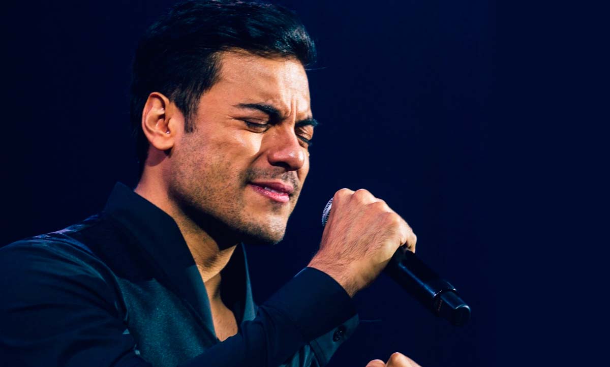 Carlos Rivera portada en AV Magazine