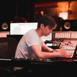 Fendy Cisneros, FLOTE y Luxtides recuperan la emoción y la nostalgia por la música electrónica con “Deep End”