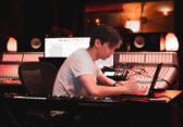 Fendy Cisneros, FLOTE y Luxtides recuperan la emoción y la nostalgia por la música electrónica con “Deep End”