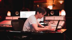 Fendy Cisneros, FLOTE y Luxtides recuperan la emoción y la nostalgia por la música electrónica con “Deep End”