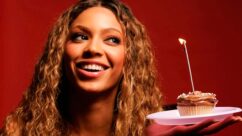 Beyoncé lanza edición aniversario de 'B'Day' con Maluma, Selena y Celia Cruz