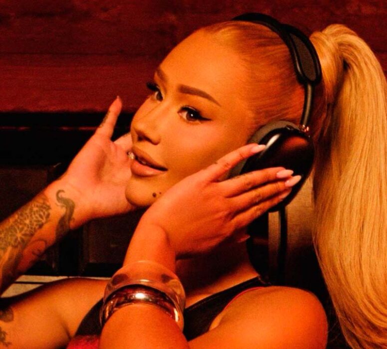 Iggy Azalea portada en AV Magazine