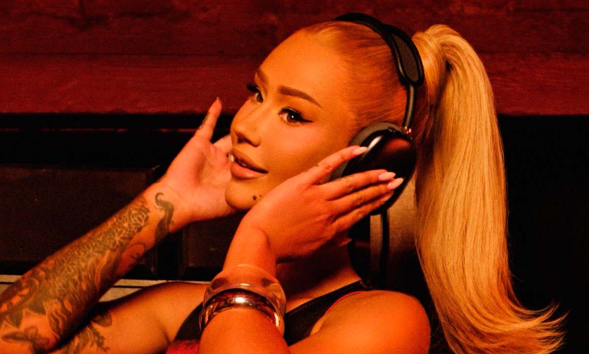 Iggy Azalea portada en AV Magazine