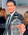 Mario López celebra su cumpleaños en su casa de San Diego con dos sesiones de autógrafos en botellas de tequila Casa México