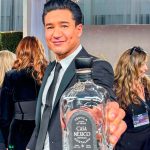 Mario López celebra su cumpleaños en su casa de San Diego con dos sesiones de autógrafos en botellas de tequila Casa México