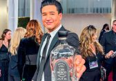 Mario López celebra su cumpleaños en su casa de San Diego con dos sesiones de autógrafos en botellas de tequila Casa México