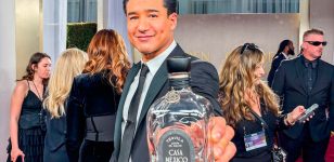 Mario López celebra su cumpleaños en su casa de San Diego con dos sesiones de autógrafos en botellas de tequila Casa México