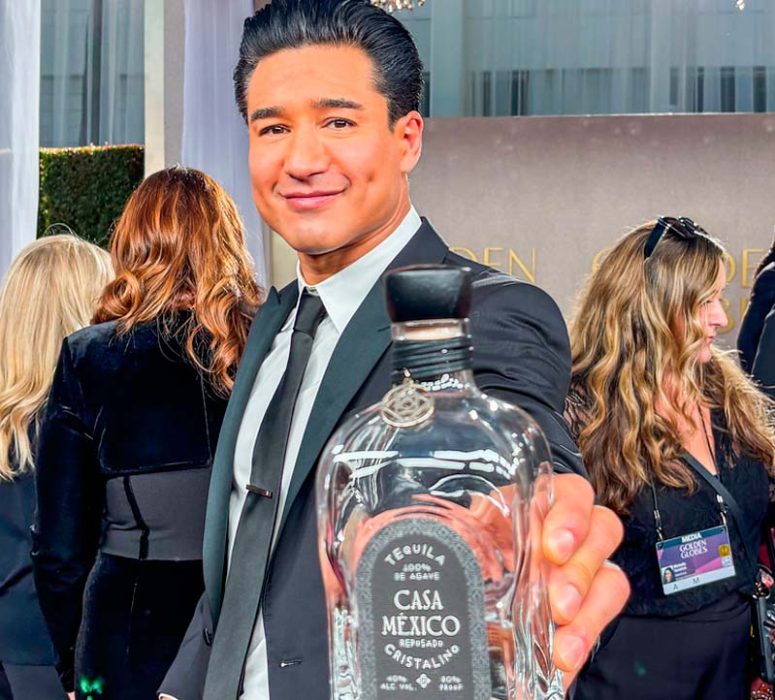 Mario López celebra su cumpleaños en su casa de San Diego con dos sesiones de autógrafos en botellas de tequila Casa México