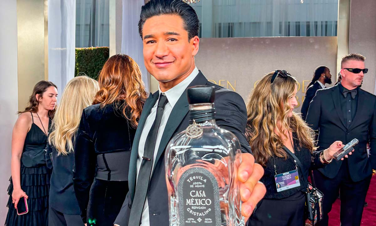 Mario López celebra su cumpleaños en su casa de San Diego con dos sesiones de autógrafos en botellas de tequila Casa México